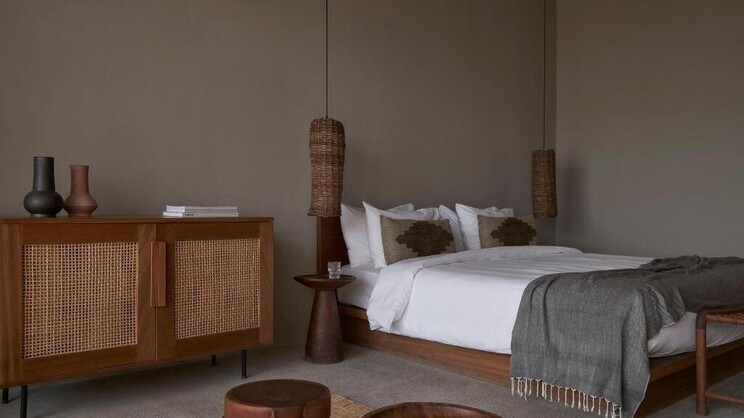 Junior suite shared pool king bed